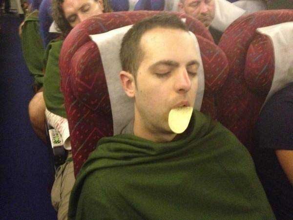 25 People Caught Sleeping In Funny & Uncomfortable Positions 4 Eating and sleeping