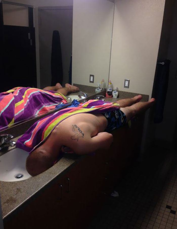 25 People Caught Sleeping In Funny & Uncomfortable Positions 5 How drunk you have to be to sleep like this