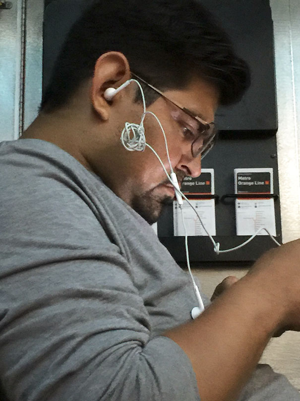 20 Uncomfortable Photos You’ll Never Want to See Again 4 earphones