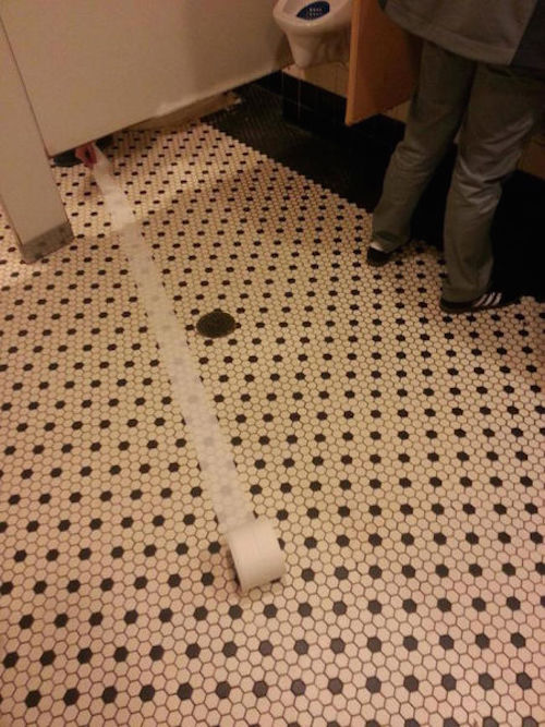 20 Fail Images That Will Leave You Shaking Your Head 13 Toilet paper - Fail Images