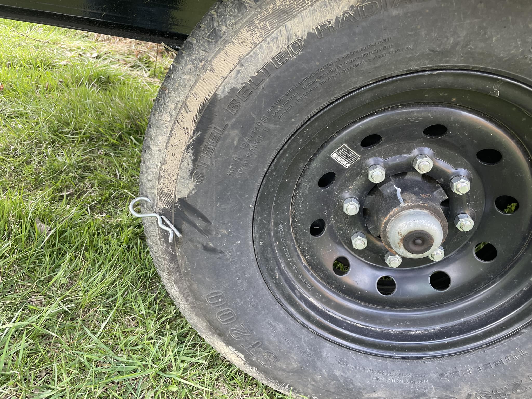 30 Funniest "Things In Places Where It Shouldn't Be" Memes 26 Clipped tyre