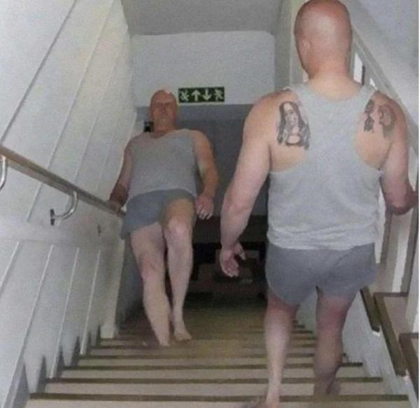 20 Photos That Raise More Questions Than Answers 11 Mirror effect - Photos That Raise More Questions Than Answers