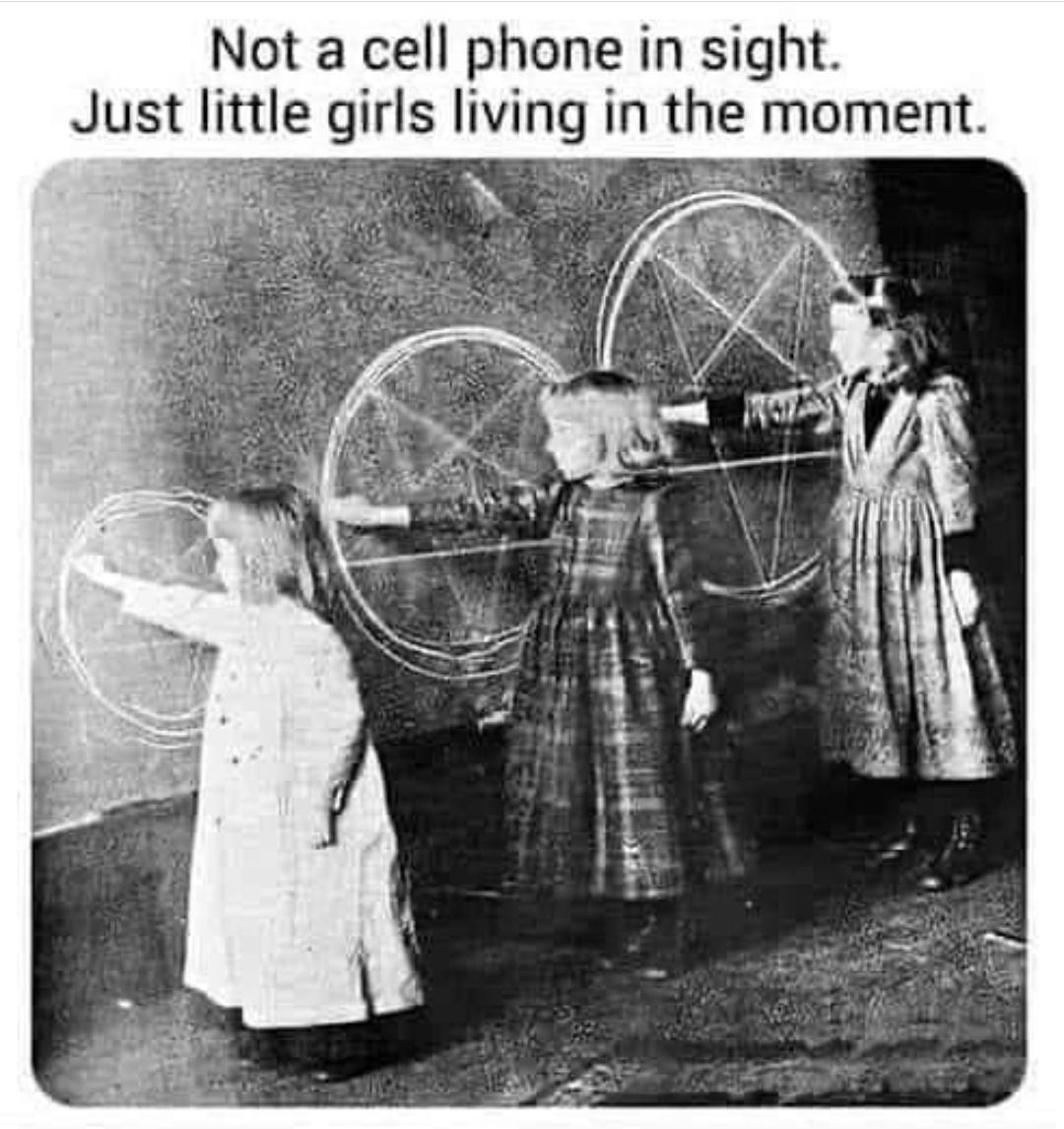 22 'Not A Cell Phone In Sight' Memes: A Comic Tribute to a Time Before Smartphones 7 girls living the moment - not a cell phone in site