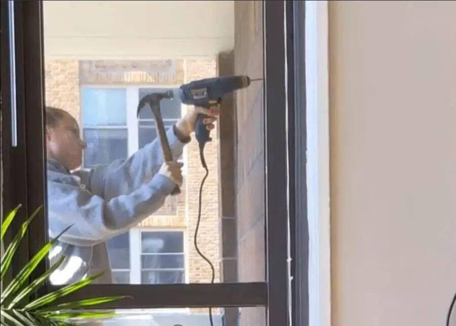 25 Eccentric Human Moments Showcased on 'Humans Doing Human Things' 7 How not to us the drill machine - Eccentric Human Moments