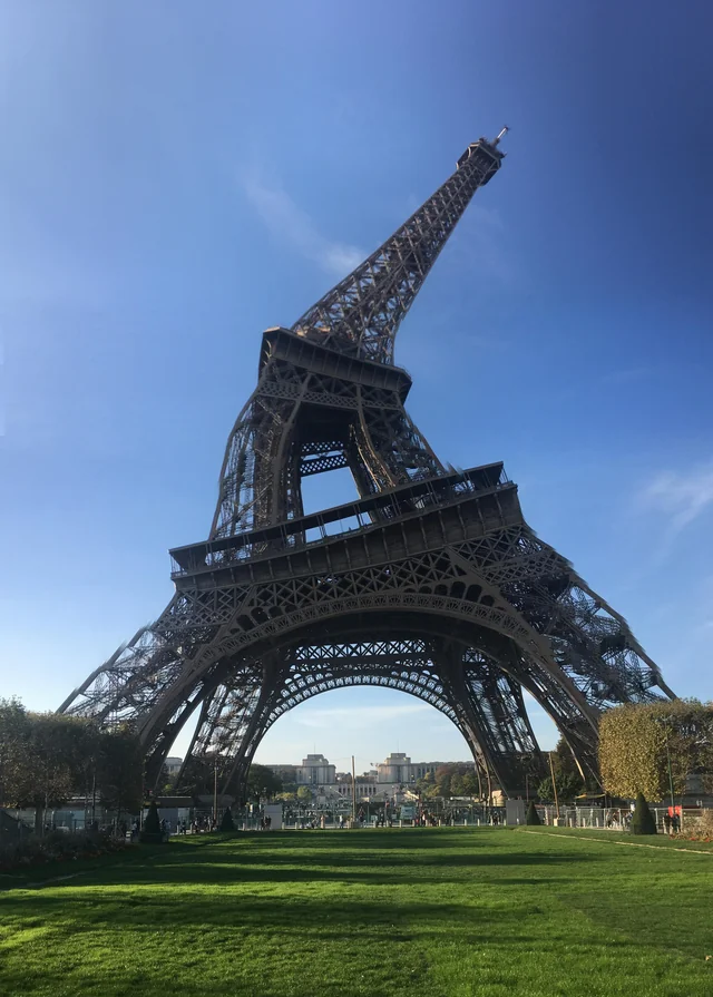 20 Hilarious Panoramic Fails That Look Straight Out of the Matrix 19 Tried to take a panoramic picture of the Eiffel Tower today, it went surprisingly well!