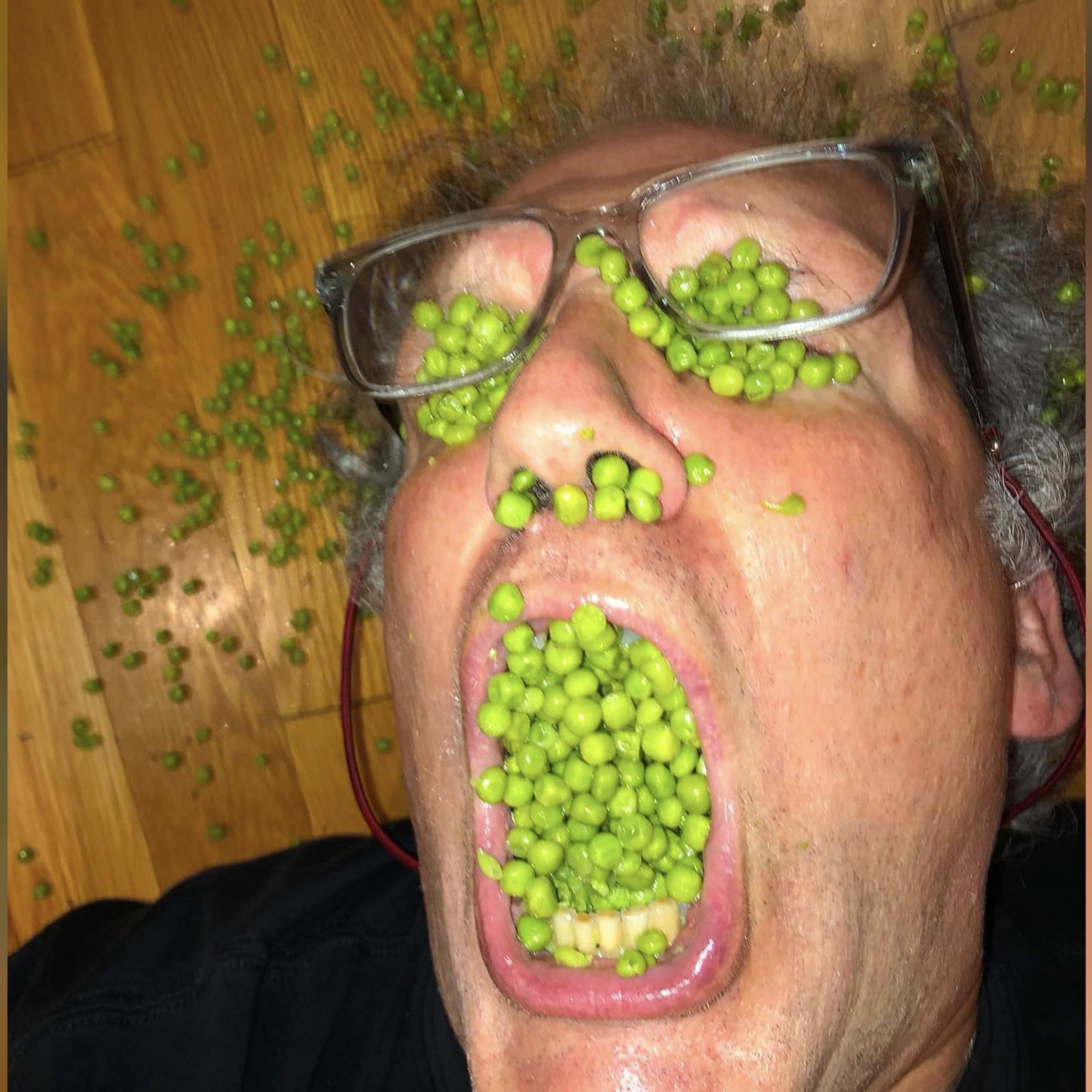 25 Eccentric Human Moments Showcased on 'Humans Doing Human Things' 14 peas - Eccentric Human Moments