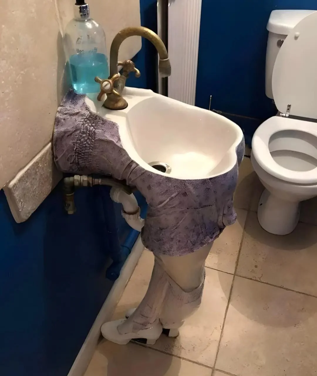 15 Unsettling Pics That Will Make You Feel Uneasy 13 Thanks, I hate lady sink - Unsettling Pics