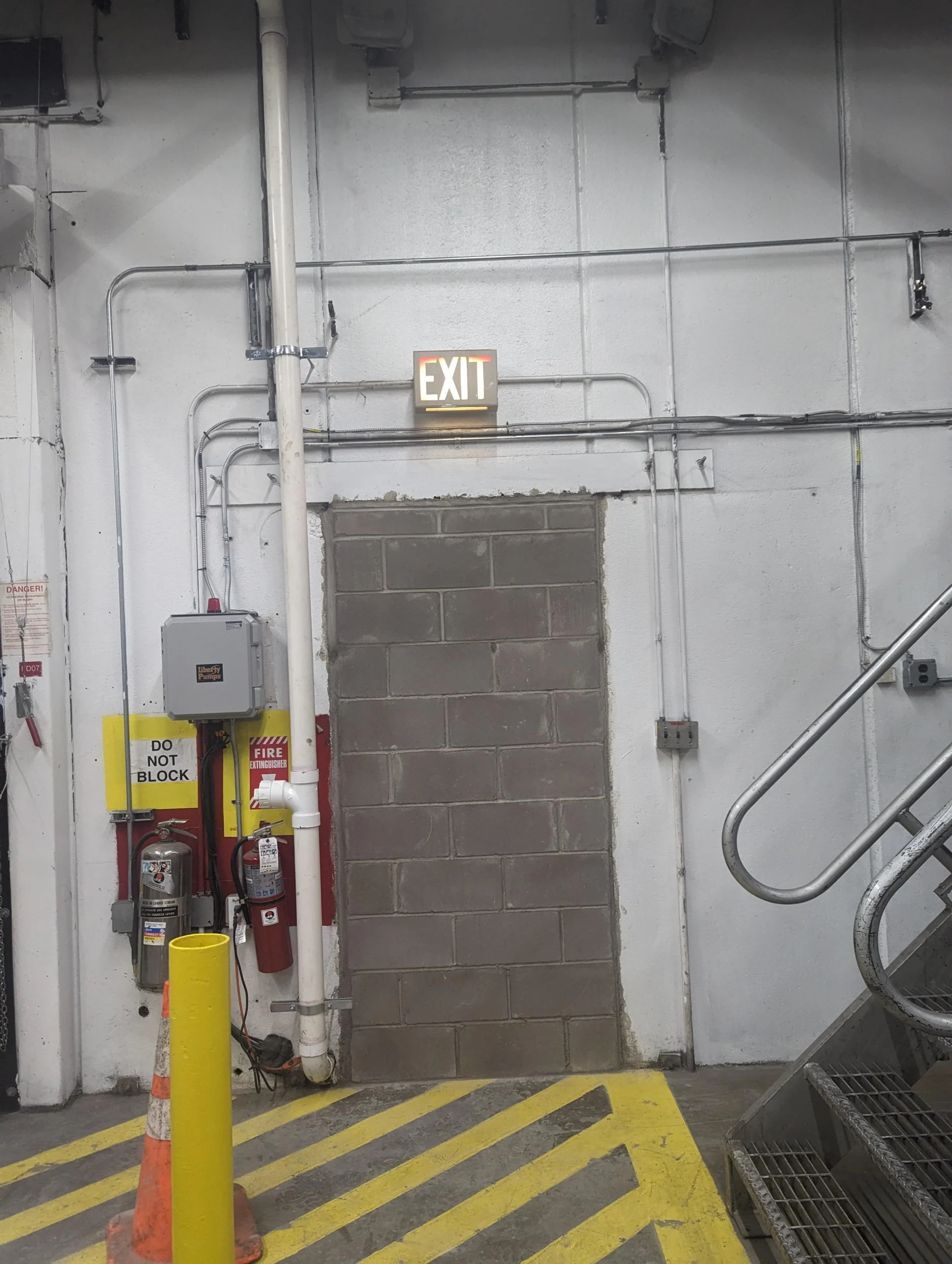 "OSHA Violation But OK": 20 Risky Acts of Workplace Safety Defiance 3 EXIT - OSHA Violation