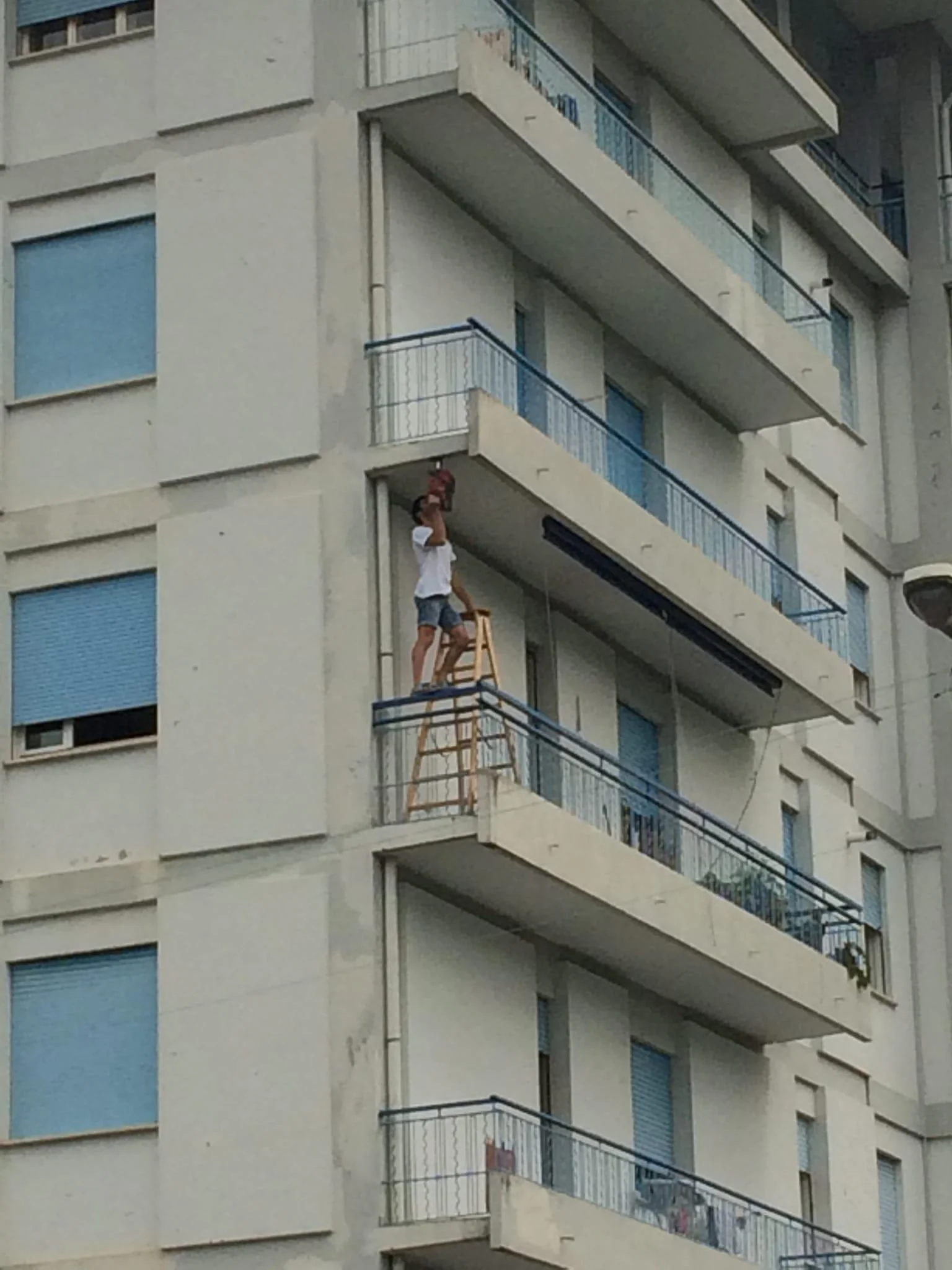 "OSHA Violation But OK": 20 Risky Acts of Workplace Safety Defiance 15 The hand on the ladder is enough - OSHA Violation