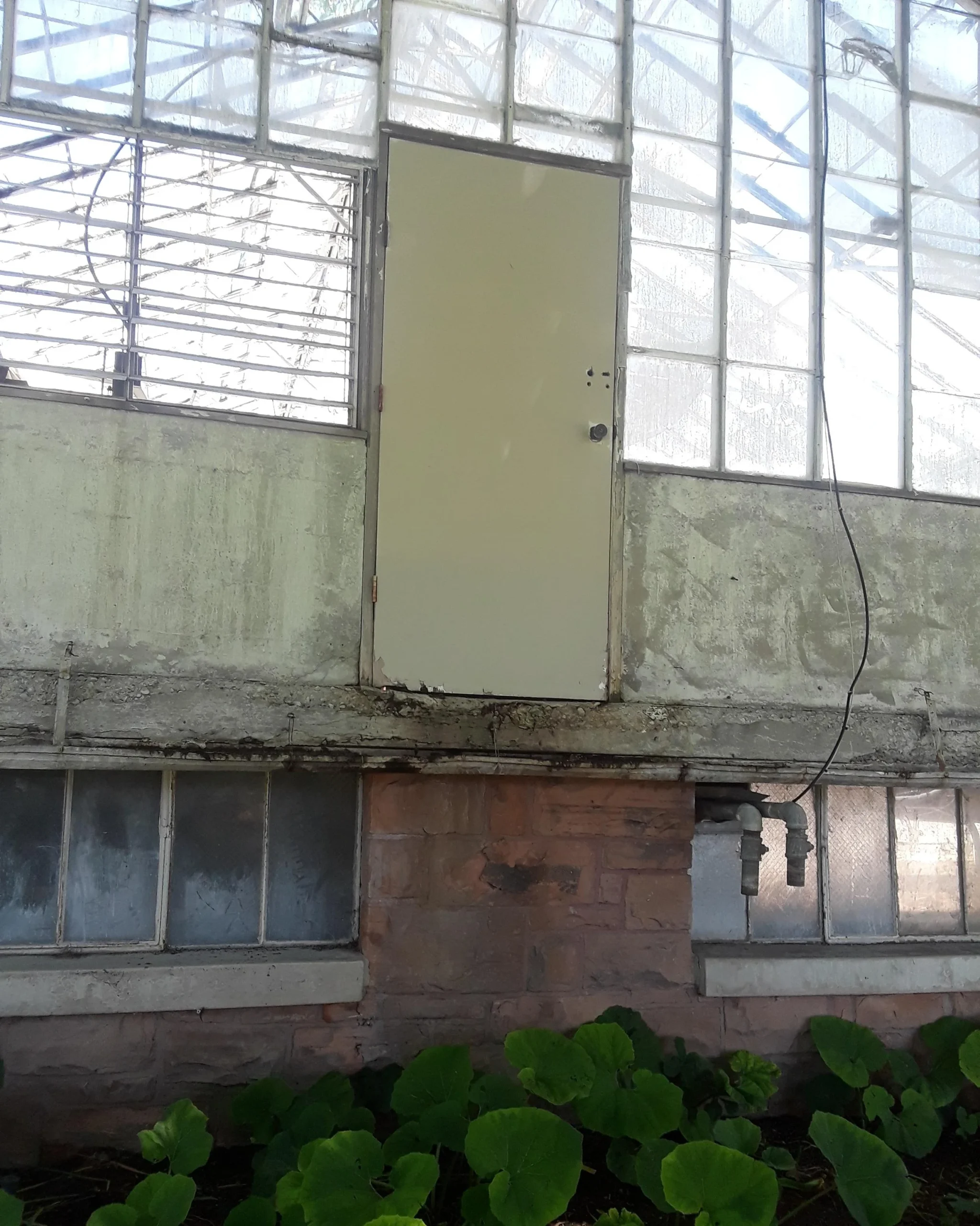 25 Architectural Fails That Became Internet Infamous 23 This door makes me mad. - Architectural Fails