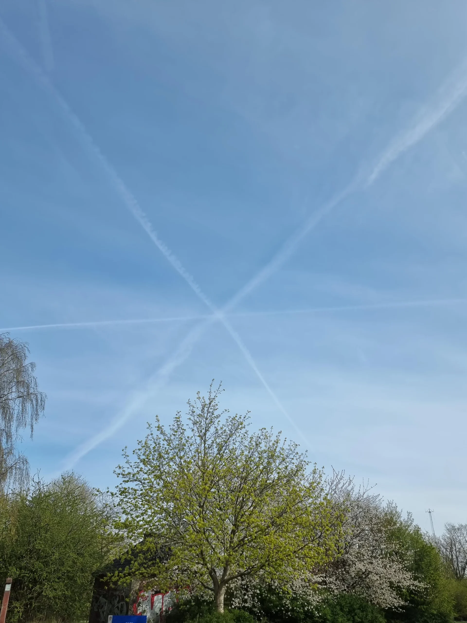 20 Extraordinary Coincidences You Have to See to Believe 1 3 planes crossing the exact same spot on the sky within short time - Extraordinary Coincidences