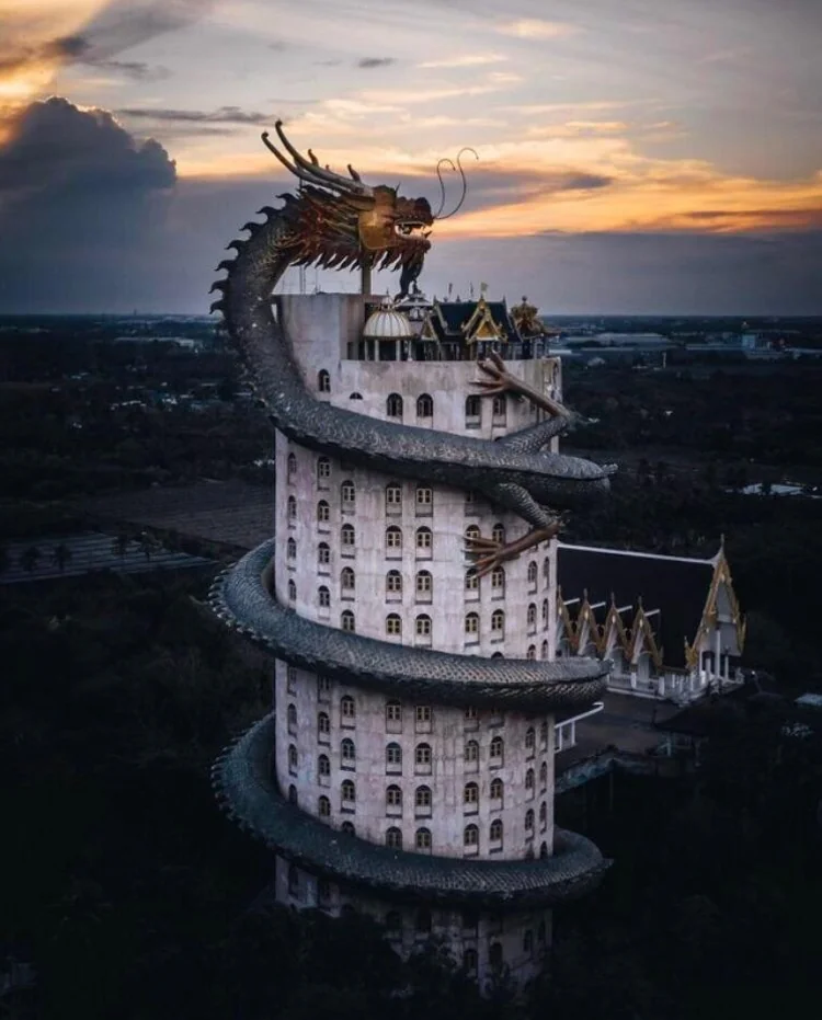 20 Extraordinary Coincidences You Have to See to Believe 7 Looks like he is breathing fire on a sunset. - Extraordinary Coincidences