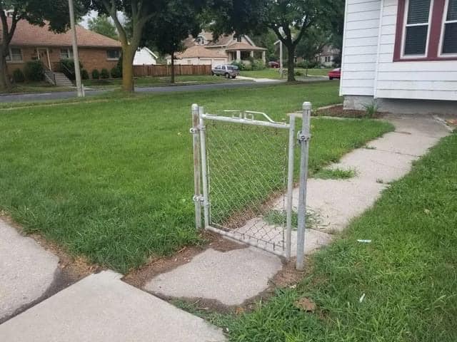 25 Real Estate Photos That Deserve Their Own Horror Movie 13 Hose fence