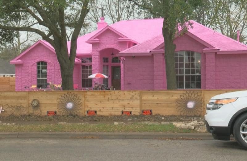 25 Real Estate Photos That Deserve Their Own Horror Movie 17 Pink house
