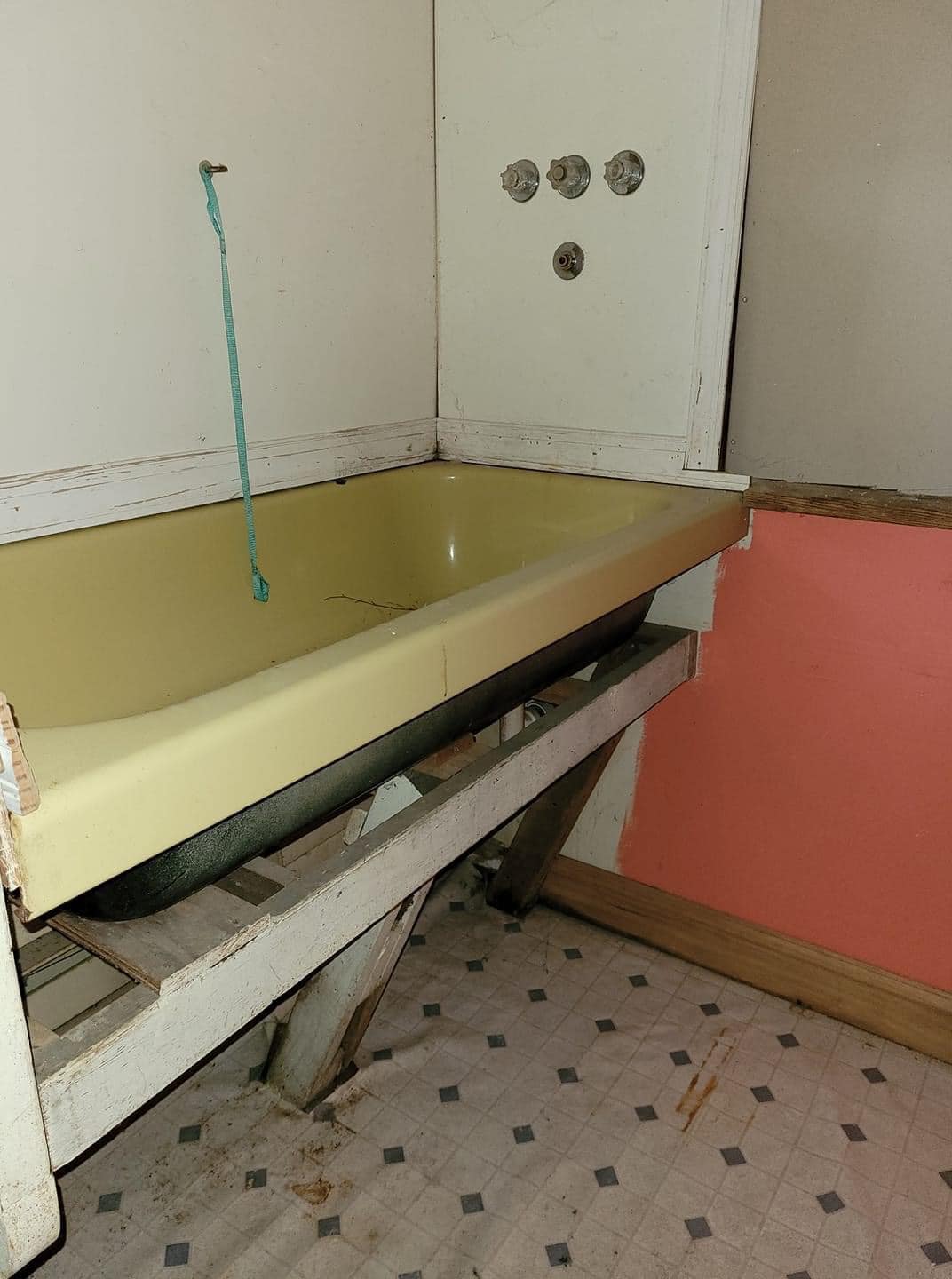 25 Real Estate Photos That Deserve Their Own Horror Movie 12 high rise bath tub