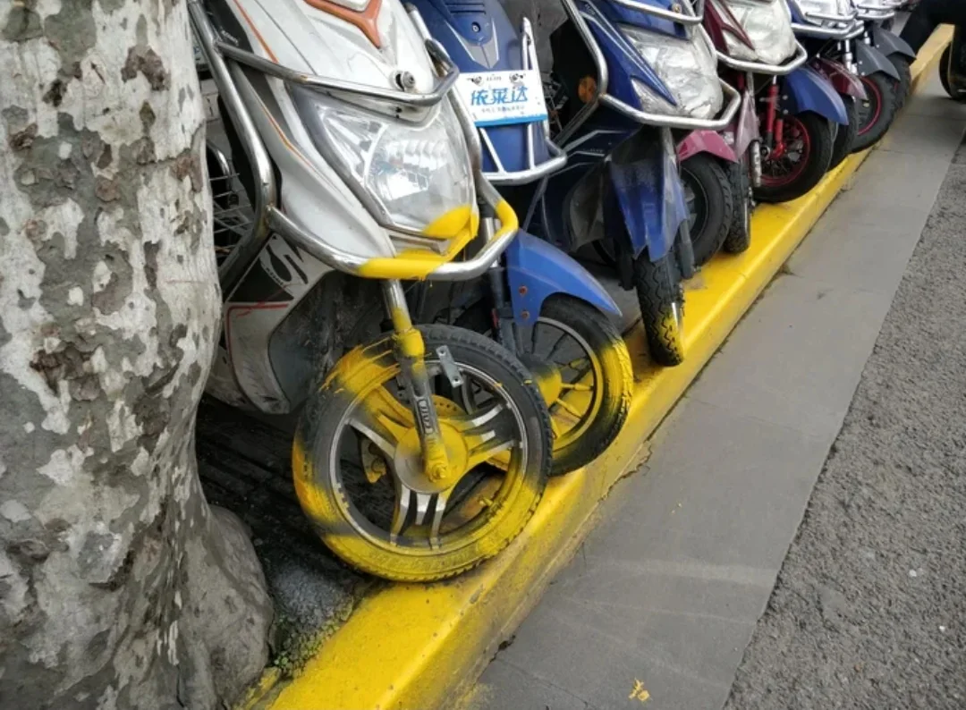 45 "Not My Job" Moments That Shows The Heights Of Laziness 43 Scooty