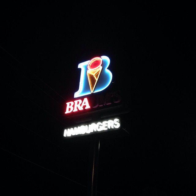 35 Neon Sign Fails That Light Up the Night for All the Wrong Reasons 33 bra hamburgers