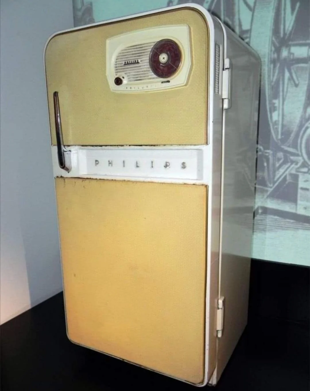 20 Images from the 1950s That Will Make You Miss a Time You Never Lived In 3 A Phillips fridge from 1956 with a built in radio