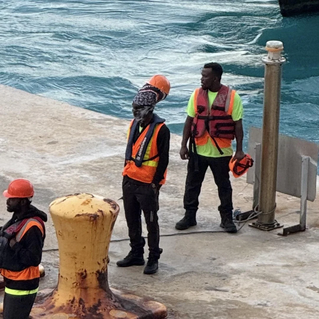 "OSHA Violation But OK": 30 Risky Acts of Workplace Safety Defiance 30 Hard hat_ Check!