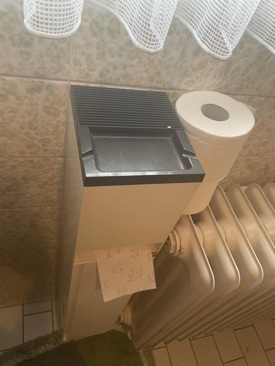 20 Images from the 1950s That Will Make You Miss a Time You Never Lived In 11 My friend‘s 50s bathroom has an ashtray on top of the toilet paper dispenser