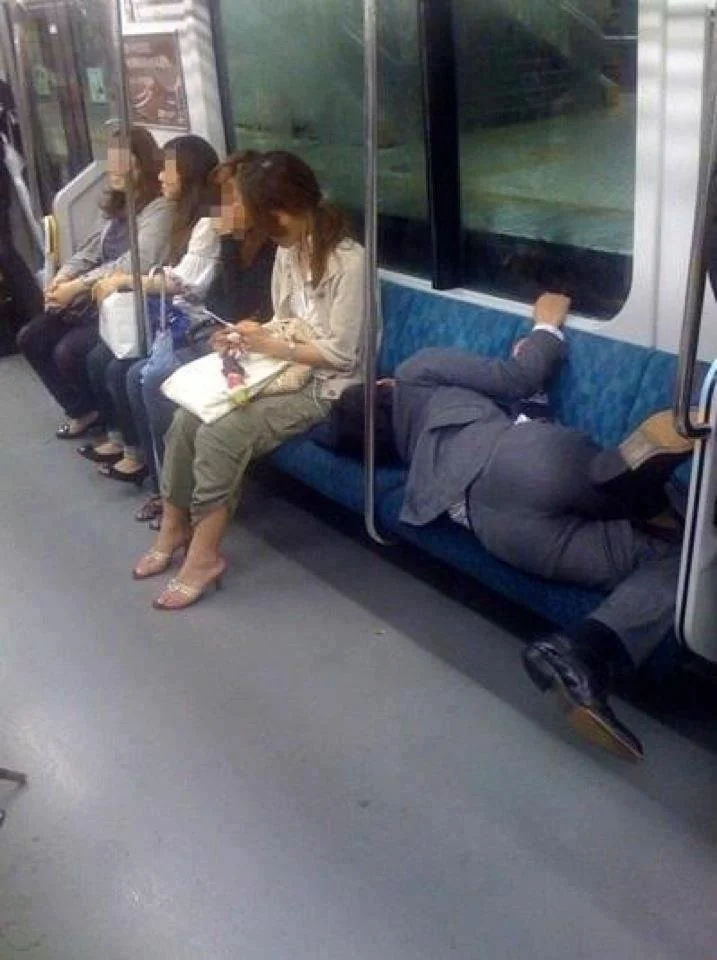 30 People Caught Sleeping In Funny & Uncomfortable Positions 32 who says you can't sleep comfortably on the subway_