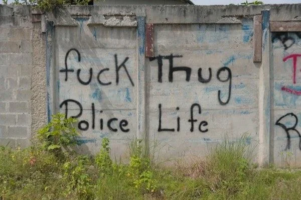 20 Signs That Turned English Into an Extreme Puzzle 6 F*ck thug police life