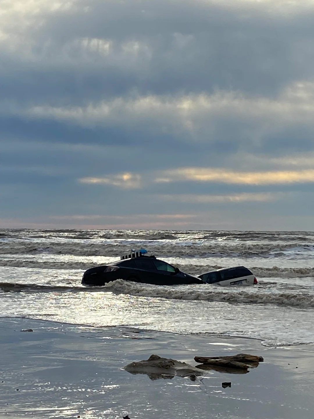 20 Funny Unfortunate Fails That Started Bad and Somehow Got Worse 18 WCGW parking on the beach during low tide