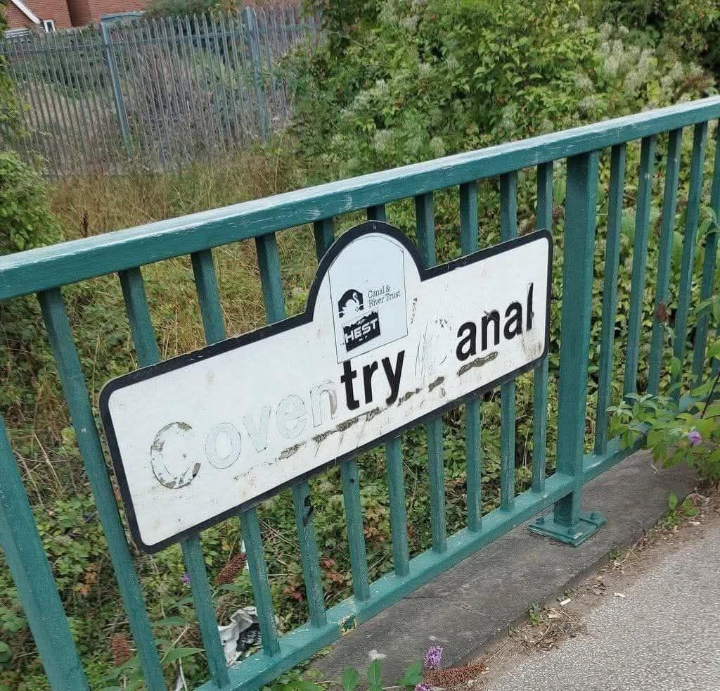 20 Unhelpful Signs That Turned Instructions Into Abstract Art 5 coventry canal