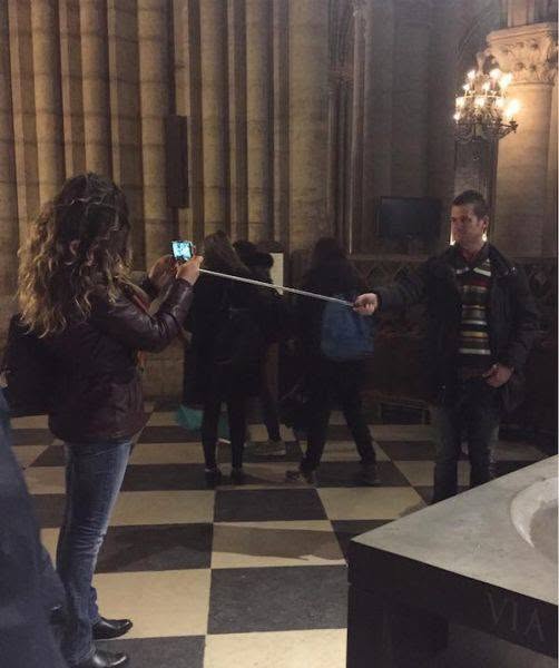 20 Unbelievable Fails That Belong in a Museum of Regret 9 I dont think this couple quite understands the concept of a selfie-stick.