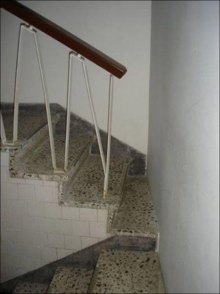 20 Unbelievable Fails That Belong in a Museum of Regret 22 You have to be really thin to get down these stairs !